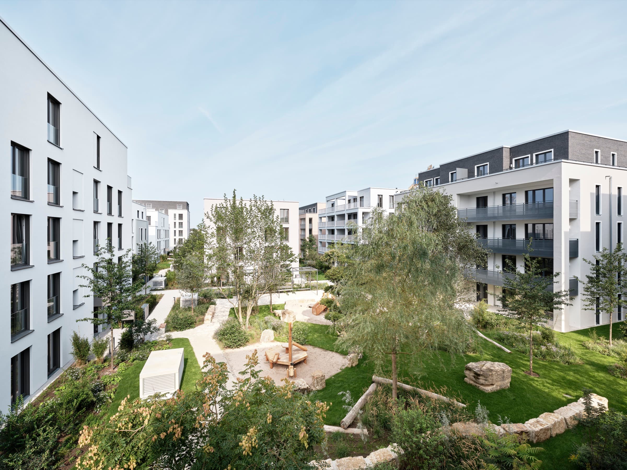 Wohnquartier mit begrüntem Innenhof und Spielbereich